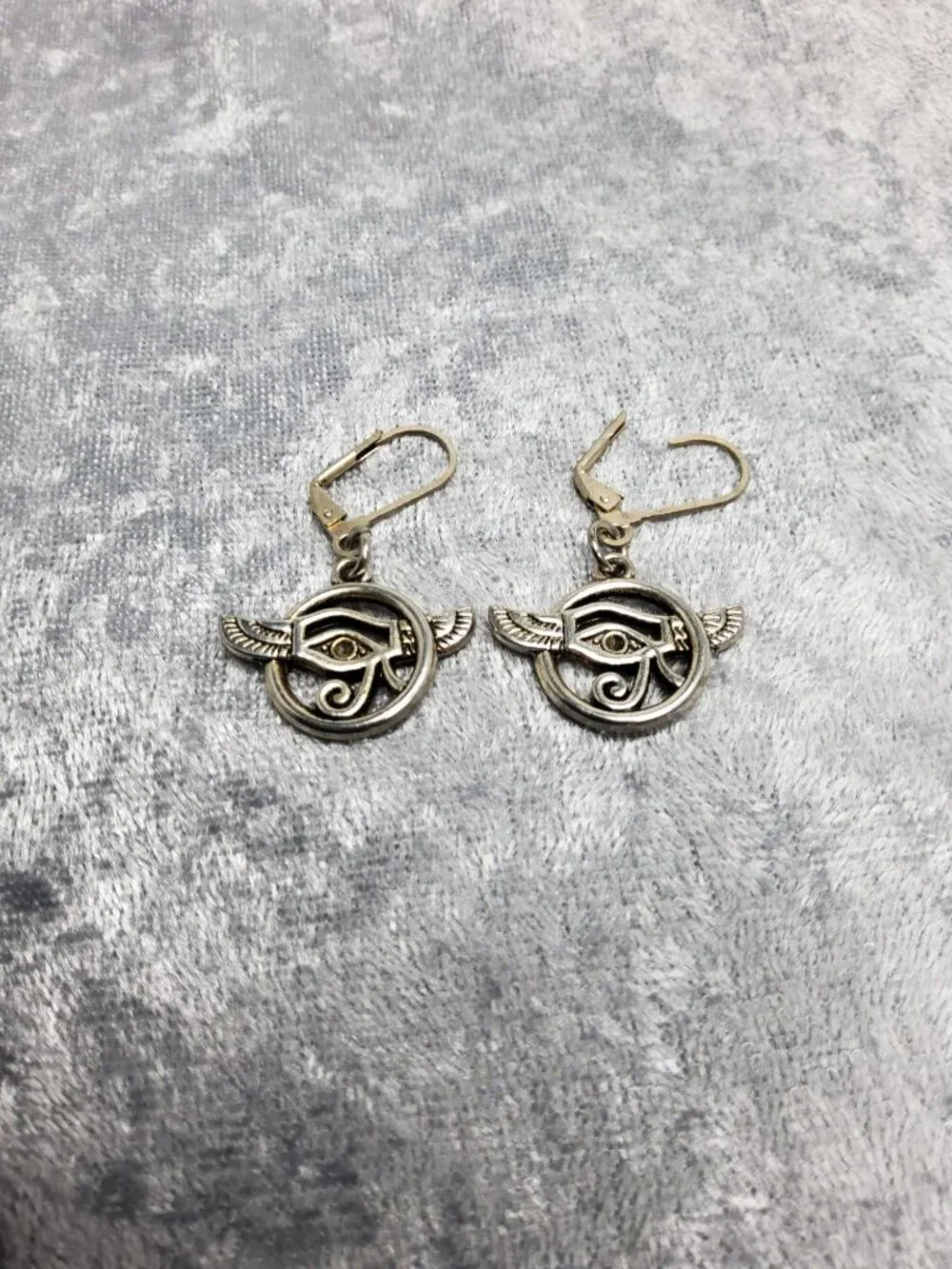 vintage silver tone egyptian eye of horus dangle earrings.